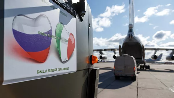 Наклейка на борту автомобиля с медицинским оборудованием для оказания помощи Италии в борьбе с распространением коронавируса Наклейка на борту автомобиля с медицинским оборудованием для оказания помощи Италии в борьбе с распространением коронавируса