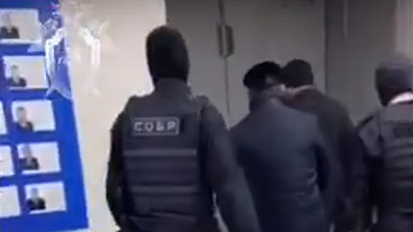 Задержание сотрудников полиции в Курганской области. Кадр оперативной съемки Задержание сотрудников полиции в Курганской области. Кадр оперативной съемки