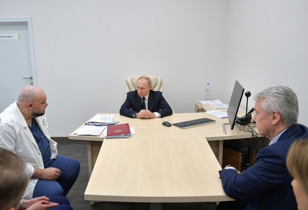 Президент РФ Владимир Путин во время посещения больницы, предназначенной для пациентов с подозрением на коронавирус, в московском посёлке Коммунарка Президент РФ Владимир Путин во время посещения больницы, предназначенной для пациентов с подозрением на коронавирус, в московском посёлке Коммунарка