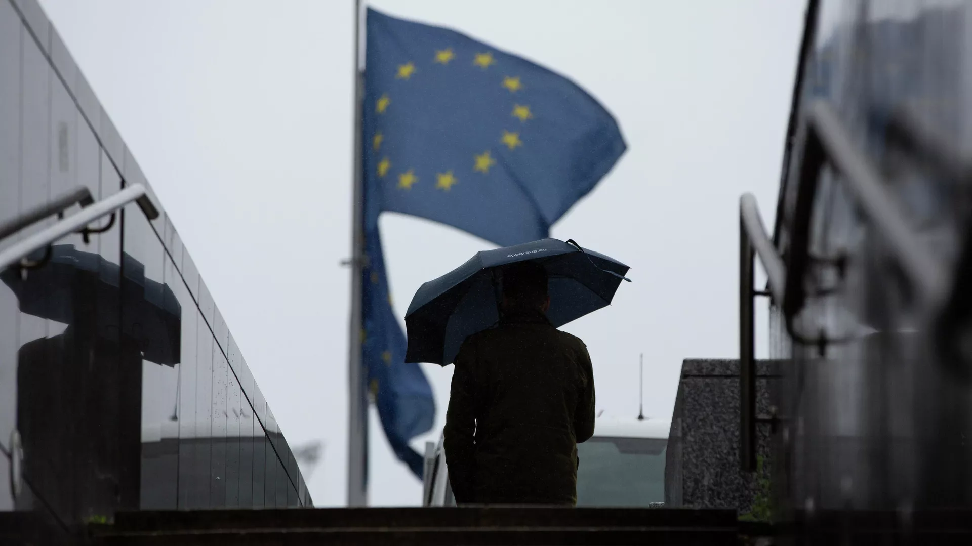 Мужчина проходит мимо штаб-квартиры ЕС в Брюсселе - РИА Новости, 1920, 17.11.2020