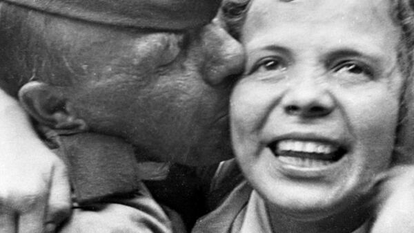 Встреча на Белорусском вокзале первого эшелона бойцов, вернувшихся с фронта после победы в Великой Отечественной войне. Июнь 1945 года Встреча на Белорусском вокзале первого эшелона бойцов, вернувшихся с фронта после победы в Великой Отечественной войне. Июнь 1945 года