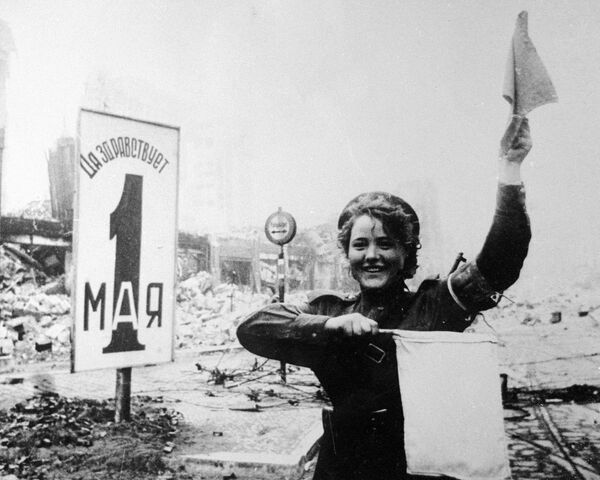 Военная регулировщица Мария Шальнева на Александерплац в Берлине Военная регулировщица Мария Шальнева на Александерплац в Берлине