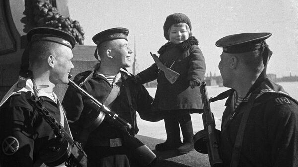 Моряки Балтийского флота беседуют с девочкой Люсей. Её и других детей вывозят из блокадного города Моряки Балтийского флота беседуют с девочкой Люсей. Её и других детей вывозят из блокадного города