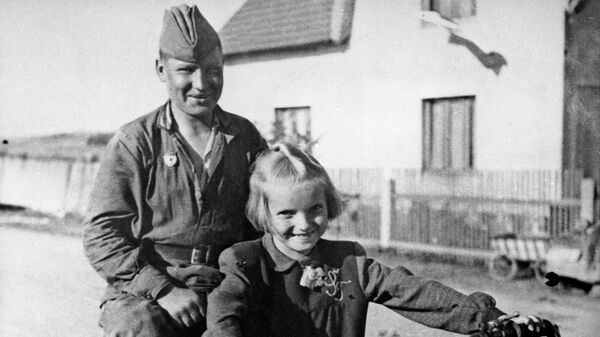 Советский солдат и чешская девочка. Село Чимелице, 1945 год Советский солдат и чешская девочка. Село Чимелице, 1945 год