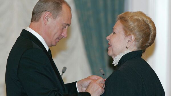 Президент РФ Владимир Путин наградил орденом За заслуги перед Отечеством IV степени актрису Инну Макарову Президент РФ Владимир Путин наградил орденом За заслуги перед Отечеством IV степени актрису Инну Макарову