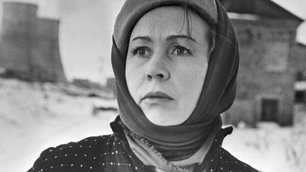 Кадр из художественного фильма режиссера Зигфрида Кюна Они не пройдут. Актриса Инна Макарова в роли Софьи Якимовой Кадр из художественного фильма режиссера Зигфрида Кюна Они не пройдут. Актриса Инна Макарова в роли Софьи Якимовой