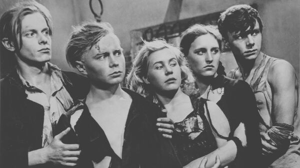Кадр из фильма Молодая гвардия (по роману А. А. Фадеева) Кадр из фильма Молодая гвардия (по роману А. А. Фадеева)