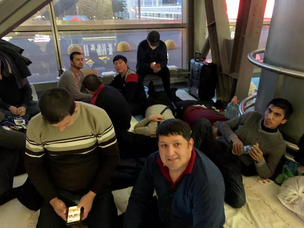 Мигранты из Средней Азии в аэропорту Внуково 