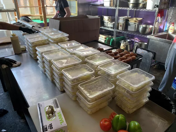 Еда для мигрантов  из Средней Азии, застрявших в аэропорту Внуково 