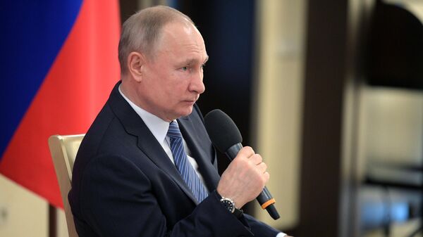 Президент РФ Владимир Путин во время встречи с представителями предпринимательского сообщества Президент РФ Владимир Путин во время встречи с представителями предпринимательского сообщества