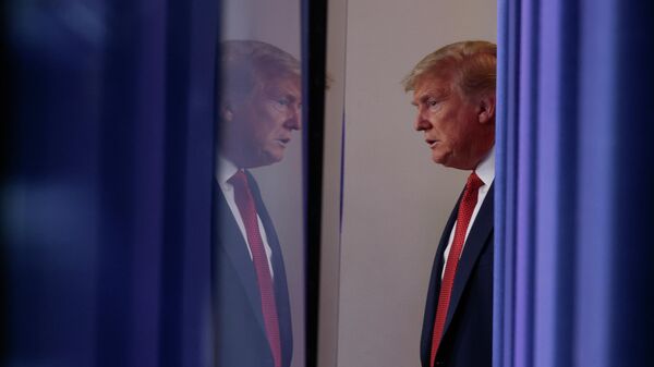 Президент США Дональд Трамп перед началом брифинга по коронавирусу в Белом доме в Вашингтоне Президент США Дональд Трамп перед началом брифинга по коронавирусу в Белом доме в Вашингтоне