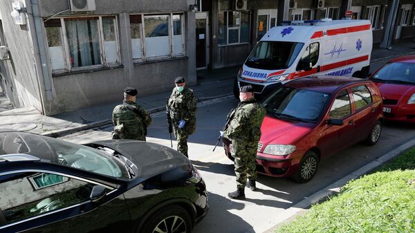 Сербские военные у здания клиники инфекционных болезней в Белграде Сербские военные у здания клиники инфекционных болезней в Белграде