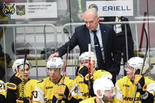 Главный тренер хоккейного клуба Северсталь Андрей Разин