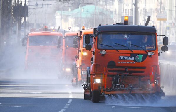 Промывка дорог и тротуаров с использованием специального моющего средства Промывка дорог и тротуаров с использованием специального моющего средства