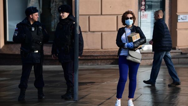 Сотрудники полиции и прохожие на улице Москвы Сотрудники полиции и прохожие на улице Москвы
