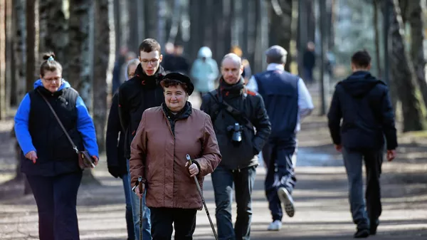 Жители города гуляют в парке Сосновка, не входящего в список закрытых для посещений