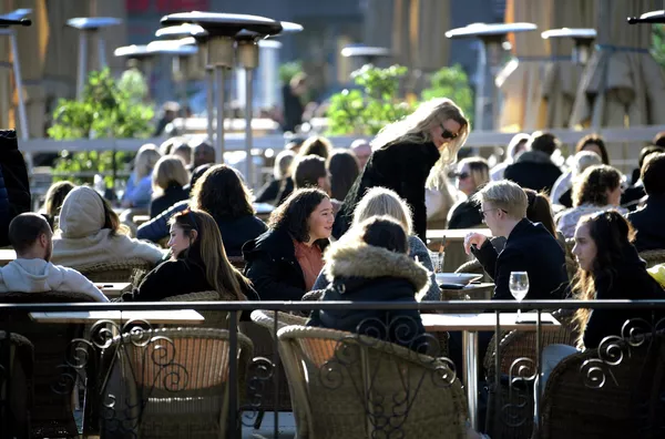 Посетители открытой веранды одного из ресторанов в Стокгольме во время пандемии коронавируса COVID-19 