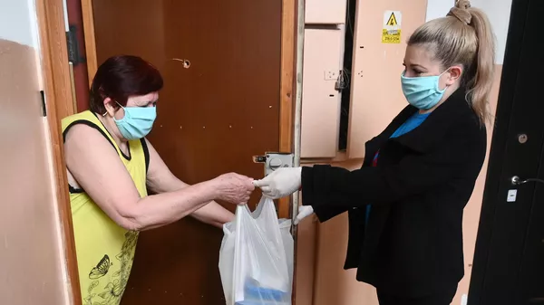 Социальный работник доставила продуктовый набор для пенсионерки в Ростове-на-Дону