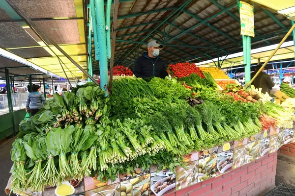 Прилавок с зеленью на Преображенском рынке в Москве