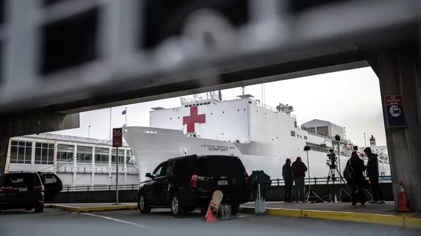 Плавучий госпиталь ВМС США USNS Comfort в акватории в Нью-Йорка