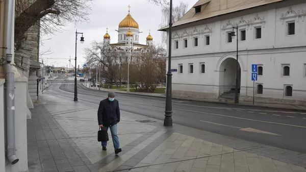 Прохожий на улице Пречистенка в Москве