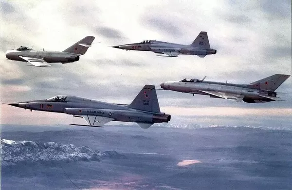 Советские МиГ-17 и МиГ-21 из отряда №4477 в сопровождении американских истребителей F-5