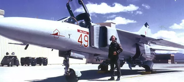 Майор Томас Дрейк со своим МиГ-23, 1988 