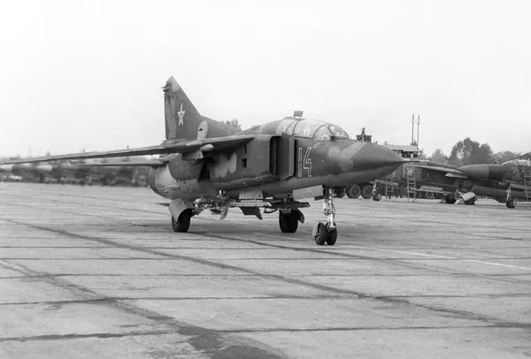 Сверхзвуковой истребитель МиГ-23