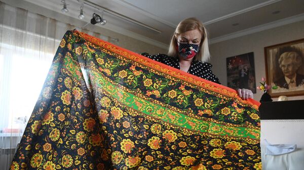 Татьяна Борисова шьет дизайнерские маски в народном стиле у себя дома в Ростове-на-Дону Татьяна Борисова шьет дизайнерские маски в народном стиле у себя дома в Ростове-на-Дону
