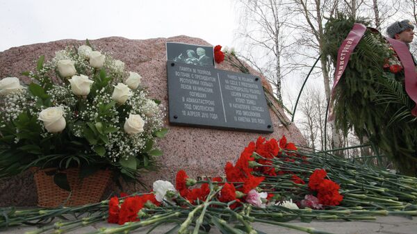 Цветы у памятного камня, установленного на месте крушения польского самолета Ту-154 10 апреля 2010 года Цветы у памятного камня, установленного на месте крушения польского самолета Ту-154 10 апреля 2010 года