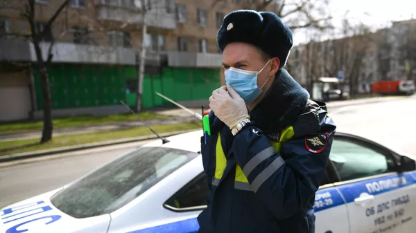 Сотрудник дорожно-патрульной службы ГИБДД в Москве Сотрудник дорожно-патрульной службы ГИБДД в Москве