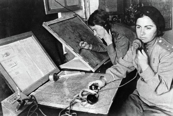 Оператор Нина Словохотова (слева) и штурман авиаполка Зулейха Сеид-Мамедова в штабе наведения Оператор Нина Словохотова (слева) и штурман авиаполка Зулейха Сеид-Мамедова в штабе наведения