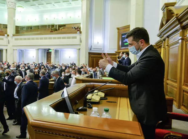 Президент Украины Владимир Зеленский после голосования по земельной реформе 