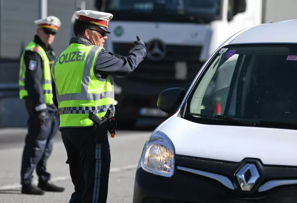 Австрийские полицейские на австрийско-германской границе после закрытия границ из-за пандемии коронавируса