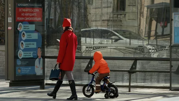 Девушка с ребенком на Невском проспекте в Санкт-Петербурге