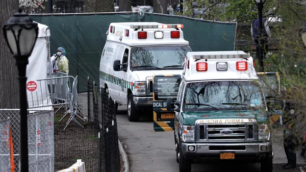 Машины скорой помощи возле полевого госпиталя в Центральном парке Нью-Йорка, США