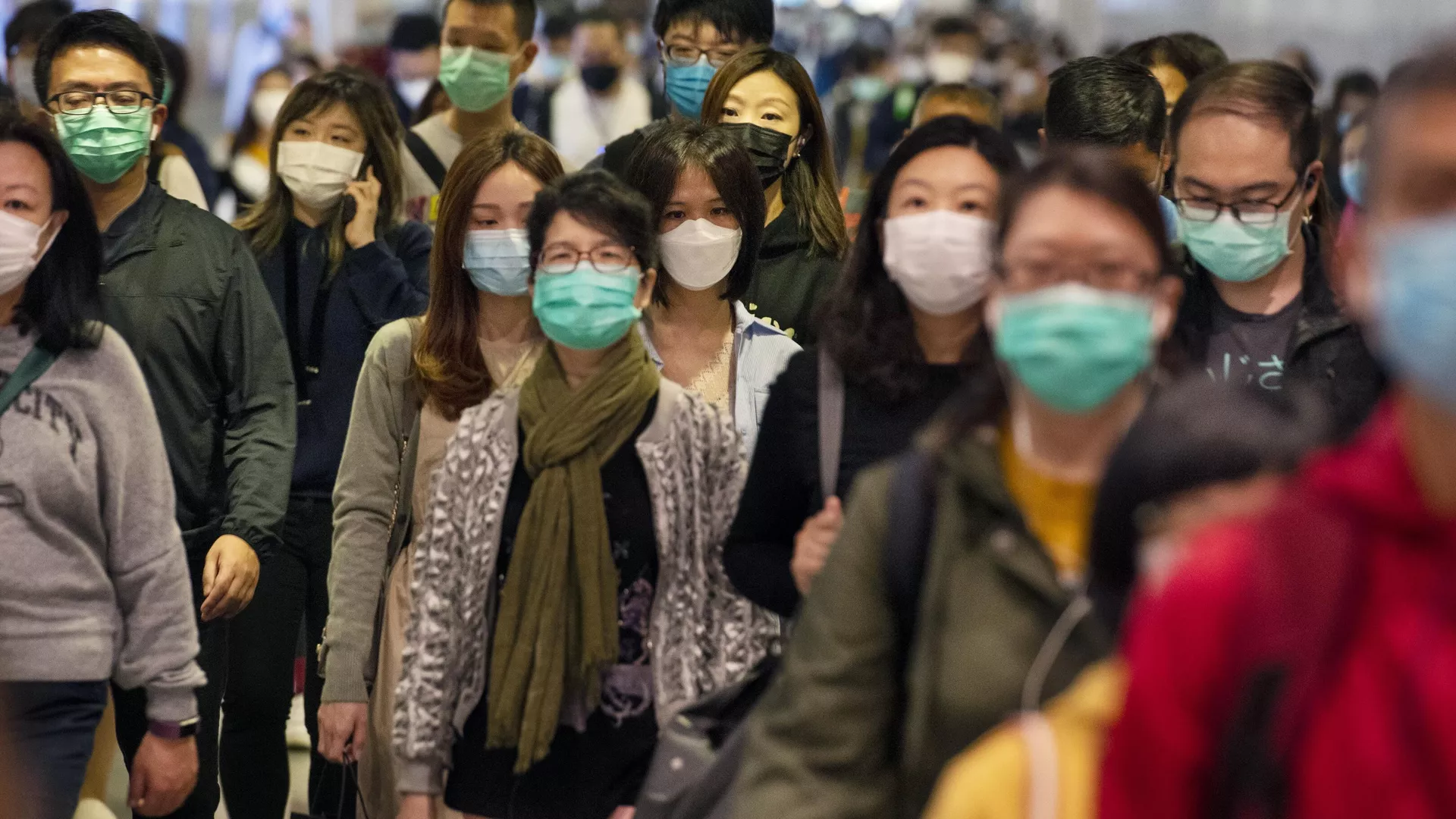 Пассажиры в медицинских масках в переходе метро Гонконга - РИА Новости, 1920, 05.02.2021