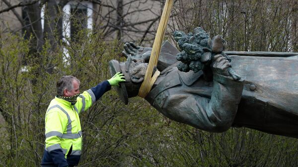 Демонтаж памятника маршалу Коневу в Праге Демонтаж памятника маршалу Коневу в Праге