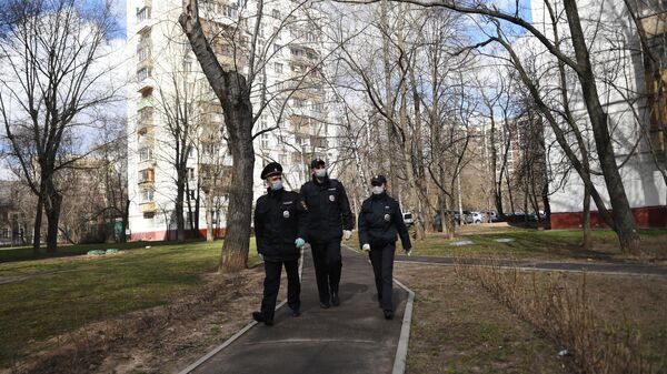 Сотрудники полиции патрулируют улицы Москвы в период самоизоляции жителей Сотрудники полиции патрулируют улицы Москвы в период самоизоляции жителей