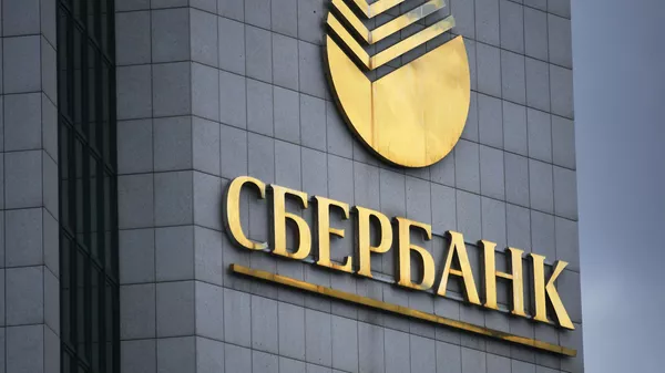 Логотип на главном здании Сбербанка на улице Вавилова в Москве