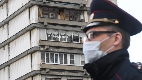 Сотрудник полиции во время патрулирования улиц Москвы в период самоизоляции жителей Сотрудник полиции во время патрулирования улиц Москвы в период самоизоляции жителей