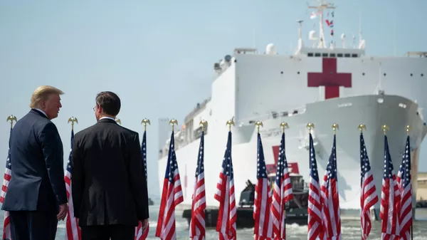 Президент США Дональд Трамп во время отправки плавучего госпиталя ВМС США USNS Comfort для борьбы с эпидемией коронавируса в Нью-Йорк