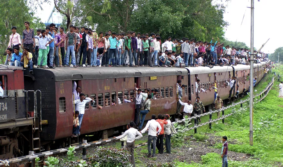Переполненный поезд в городе Кхандва, Индия