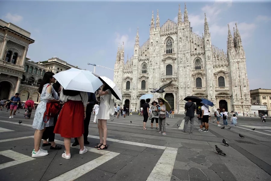 Туристы в Милане, Италия 