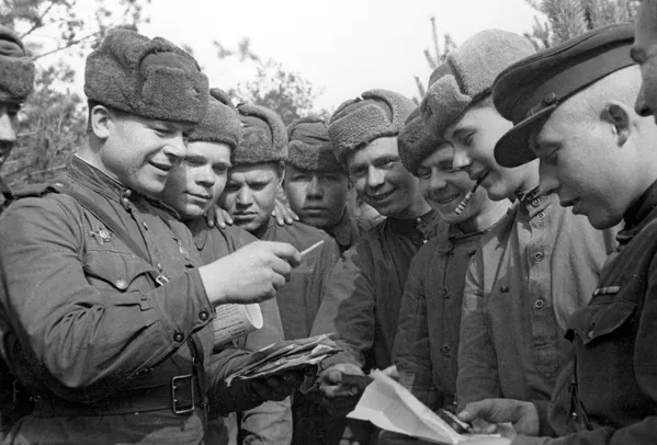 Советские воины разбирают почту. 2-ой Белорусский фронт