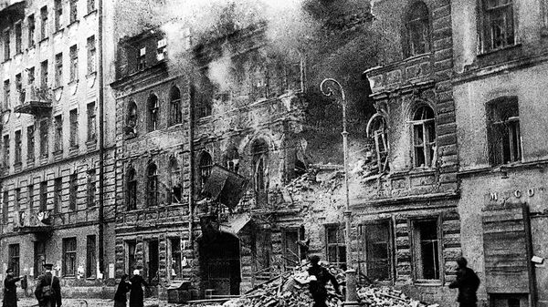 На улице Маяковского в Ленинграде во время обстрела немецкой артиллерией На улице Маяковского в Ленинграде во время обстрела немецкой артиллерией