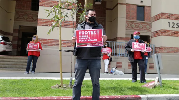 Акция протеста медицинских сотрудников против нехватки средств защиты для медицинского персонала, возле больницы в Калифорнии, США