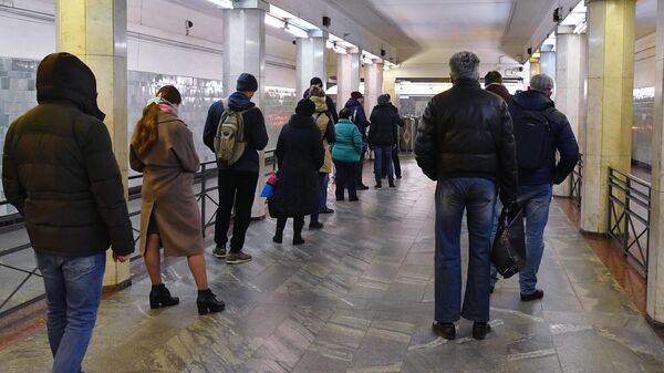 Проверка электронных пропусков у пассажиров на станции метро Сокольники в Москве Проверка электронных пропусков у пассажиров на станции метро Сокольники в Москве