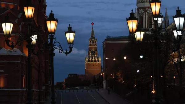 Фонари на Охотном ряду и Спасская башня Московского Кремля с вечерней подсветкой