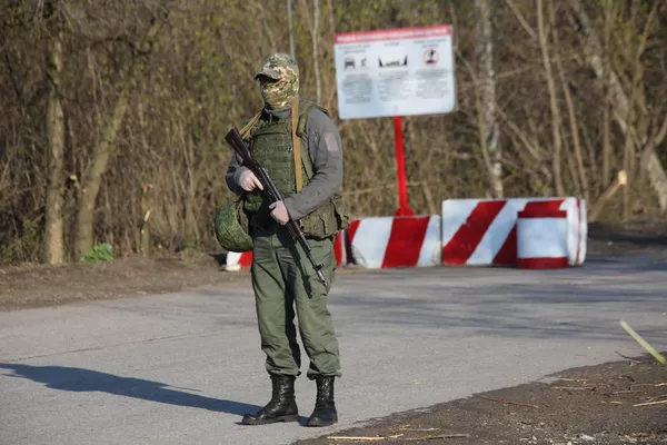 Военнослужащий ДНР на КПП на окраине города Горловка в Донецкой области